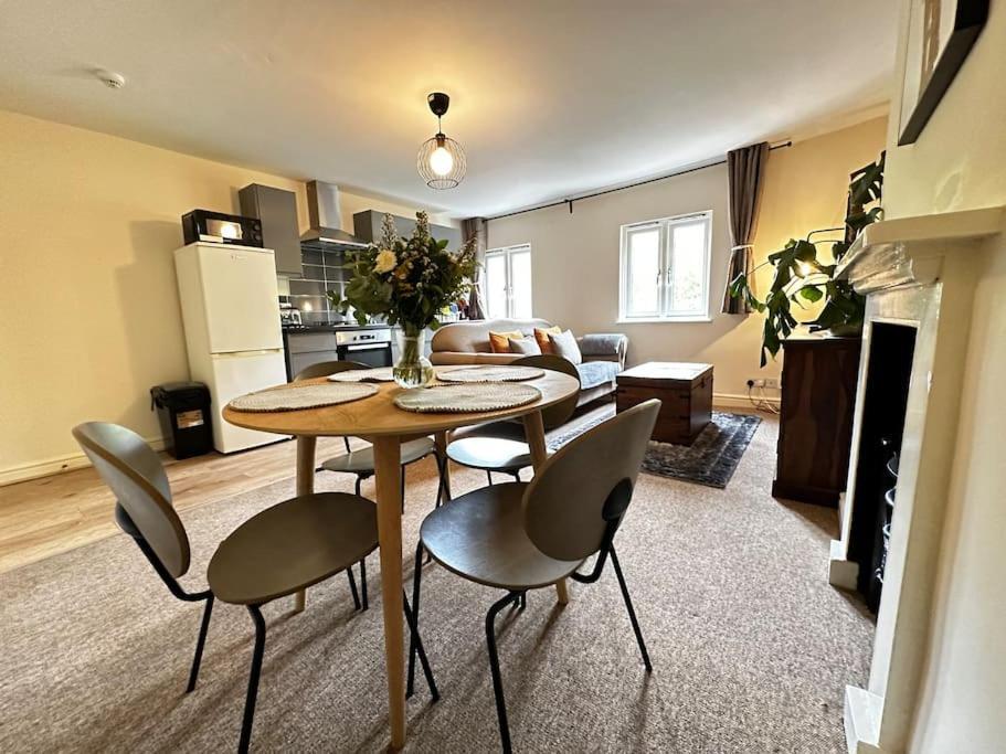 Airy Two-bed Appartement Bristol